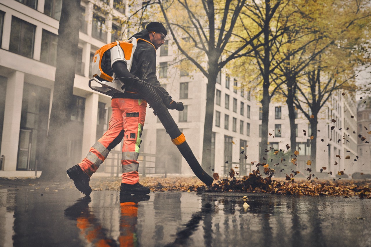 Plecakowa dmuchawa zasilana akumulatorem BRA 600 zachwyca ekstremalną siłą nadmuchu do 35 niutonów, cichą pracą i ergonomiczną konstrukcją – idealną do zastosowań wymagających ciszy w gminach, ogrodnictwie i kształtowaniu krajobrazu