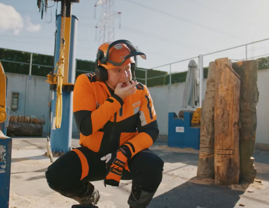 Mężczyzna gwiżdżący na Spot
